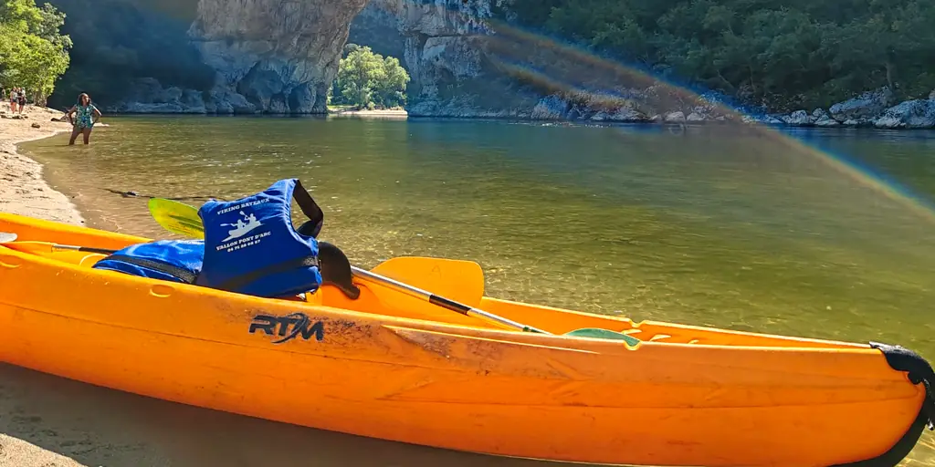Canoë biplace et kayak monoplace sur l'Ardèche, deux embarcations proposées à la location