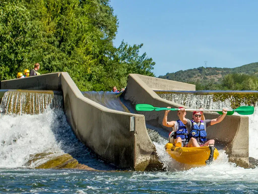 Descente canoë kayak 12 km en Ardèche, demi-journée sportive avec toboggans et Pont d'Arc