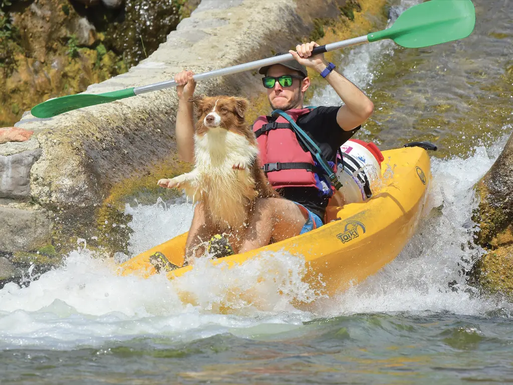 Toboggans naturels en canoë sur la descente 12 km en Ardèche, glissières entre les Mazes et Vallon