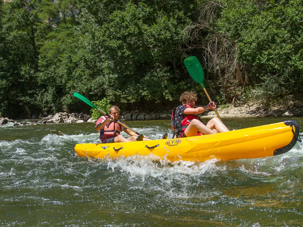 Rapids in canoe and kayak on the sporty 30 km trip in the Gorges de l'Ardèche, 10 rapids