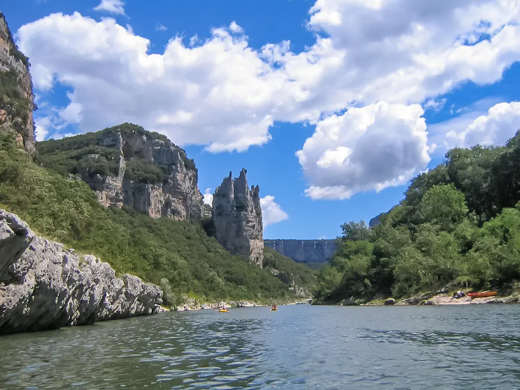 La Cathédrale, cirque rocheux des Gorges, vue en canoë sur l'Intégrale 36 km en Ardèche