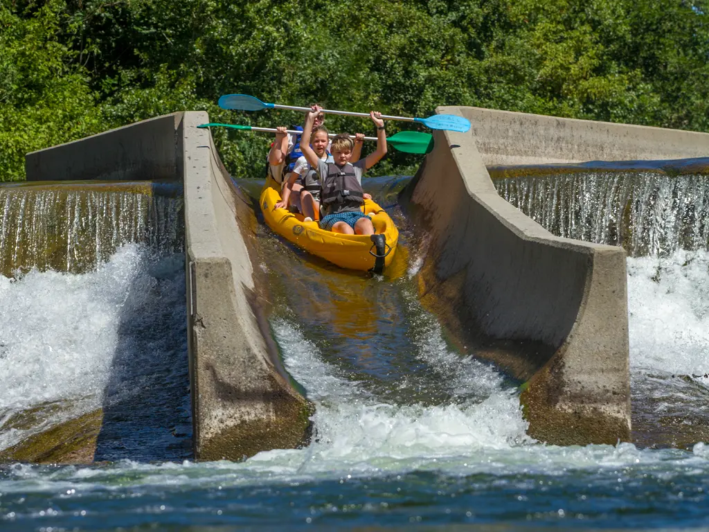 Toboggans en canoë kayak sur l'Intégrale 36 km en Ardèche, glissières au départ des Mazes