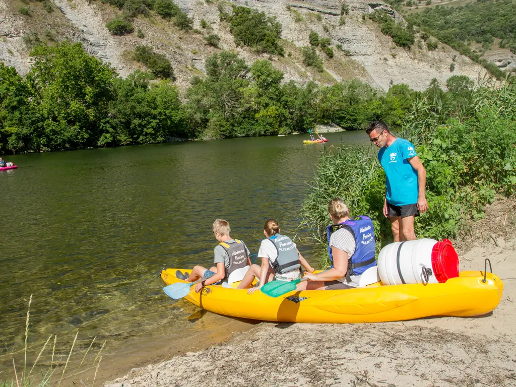 Famille en canoë sur la mini descente 6 km en Ardèche, demi-journée accessible dès 7 ans
