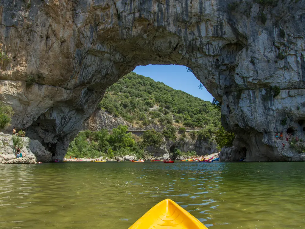 Passage en canoë sous le Pont d'Arc, mini descente 6 km depuis Vallon-Pont-d'Arc en Ardèche