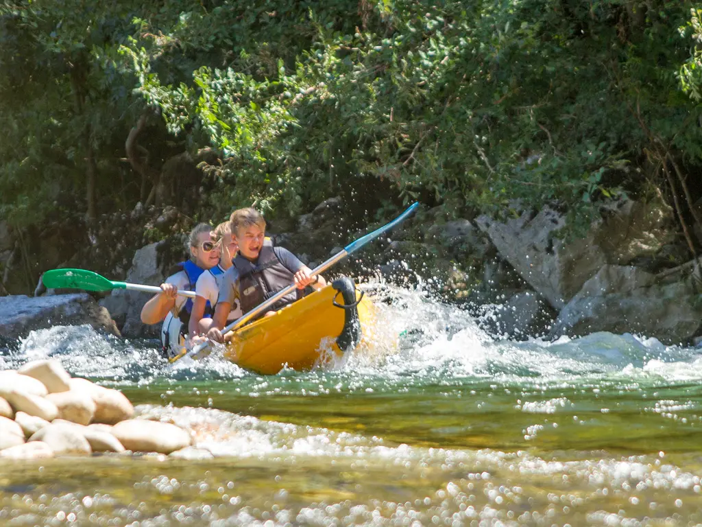 Rapide ludique en canoë kayak sur la mini descente 6 km à Vallon-Pont-d'Arc en Ardèche