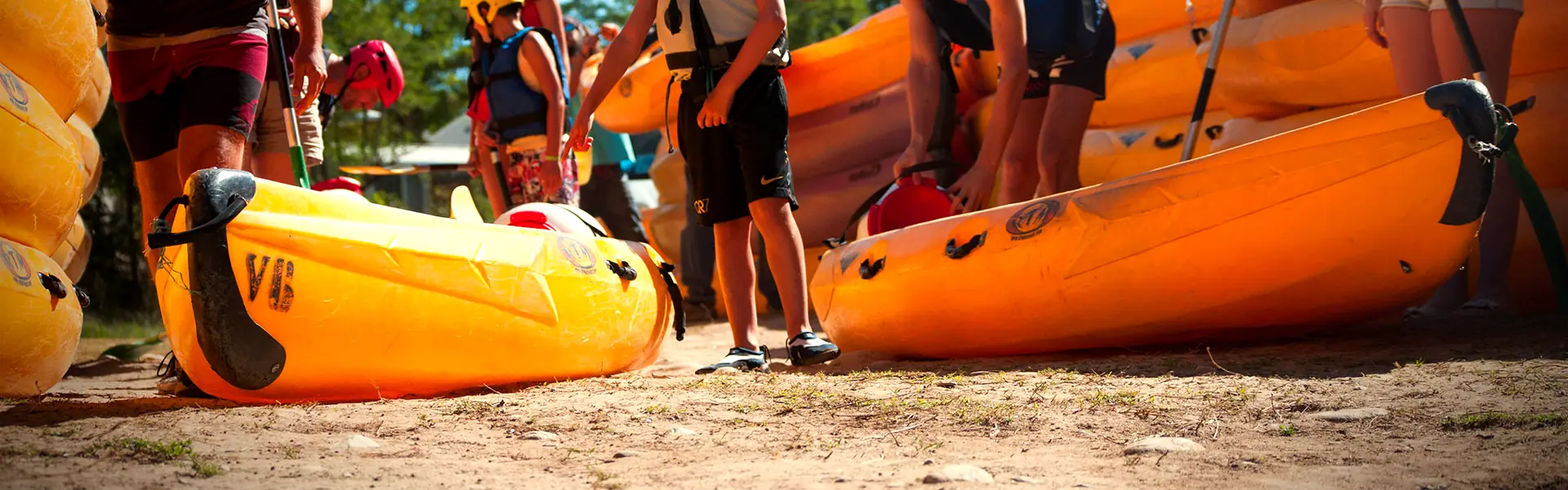 Canoës et kayaks Viking Bateaux alignés sur la berge de l'Ardèche avant le départ